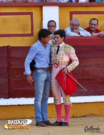 A un amigo. Rafael Cerro recibiendo el brindis.