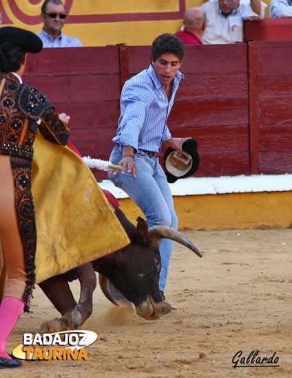 De amigo a amigo, devolviendo brindis en forma de quite a cuerpo limpio.