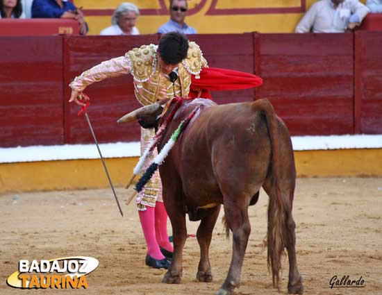 Garrido descarándose ante su antagonista. (FOTO:Gallardo)