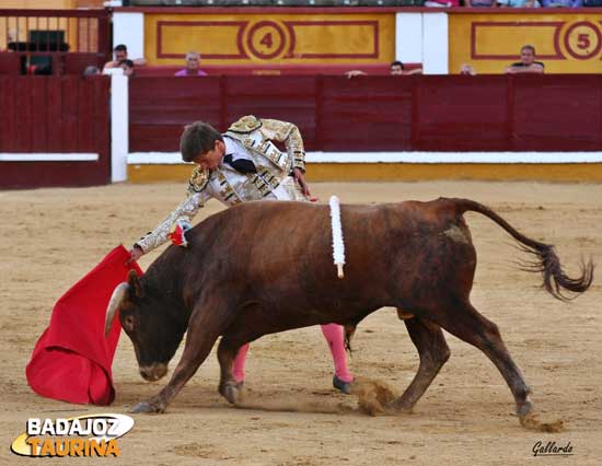 Corriendo bien la mano con la diestra.