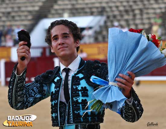 Posada emocionado dando la vuelta al ruedo. (FOTO:Gallardo)