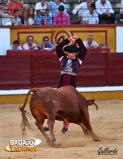 Lolín asomándose al balcón.