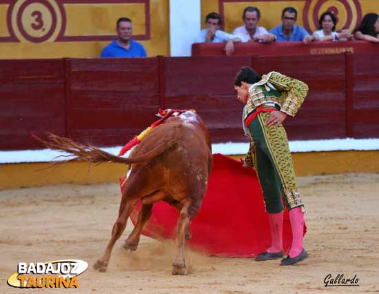 Derechazo buscando llevar al eral muy largo.