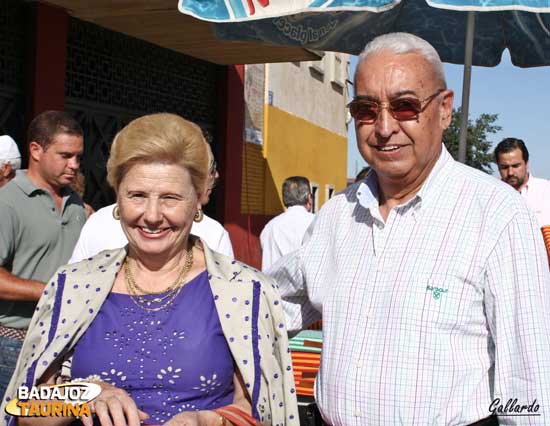 El empresario Enrique Muñoz y su guapa esposa. Grandes aficionados