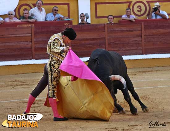 Javier Solís lanceando a la verónica a Garabito. (FOTO: Gallardo)