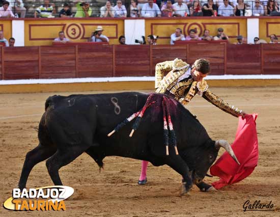 Alargando el brazo al natural.