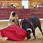 Solís muy encajado toreando a ‘Garavito’. (FOTO:Gallardo)
