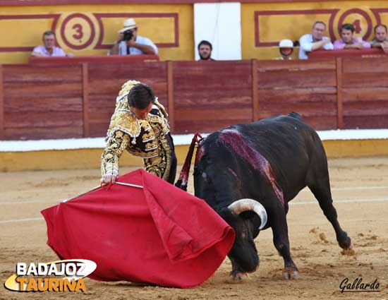 Solís muy encajado toreando a 'Garavito'. (FOTO:Gallardo)