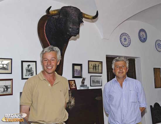 Los hermanos Albarrán Marzal posando entre recuerdos. (FOTO: J.M.Ballester)