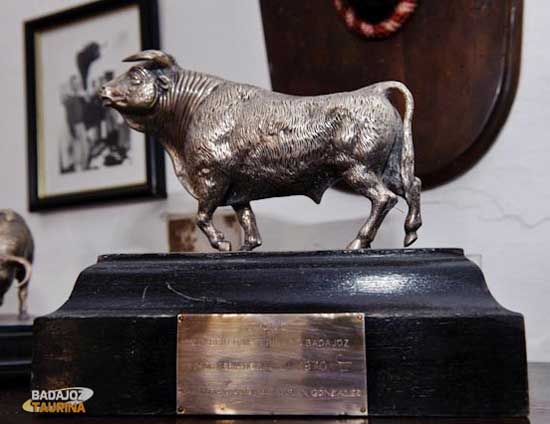 Trofeo otorgado por el Colegio de Veterinarios de Badajoz al toro más bravo de la feria de 1970. (FOTO:J.M.Ballester)