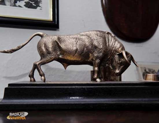 Trofeo otorgado por el Colegio de Veterinarios de Badajoz al toro más bravo de la feria de 1971. (FOTO:J.M.Ballester)