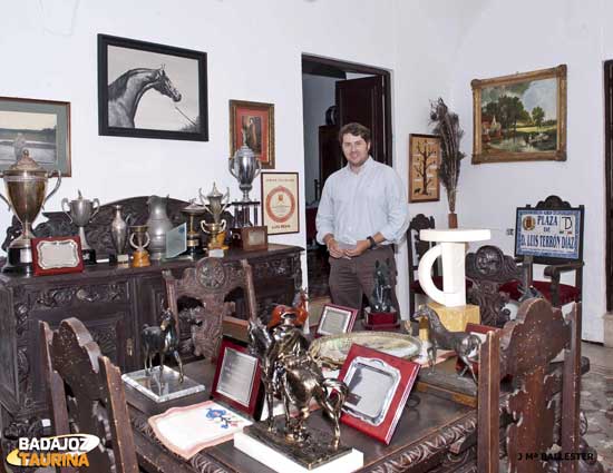 Francisco rodeado de trofeos y premios cosechados por la ganadería. (FOTO:J.M.Ballester)