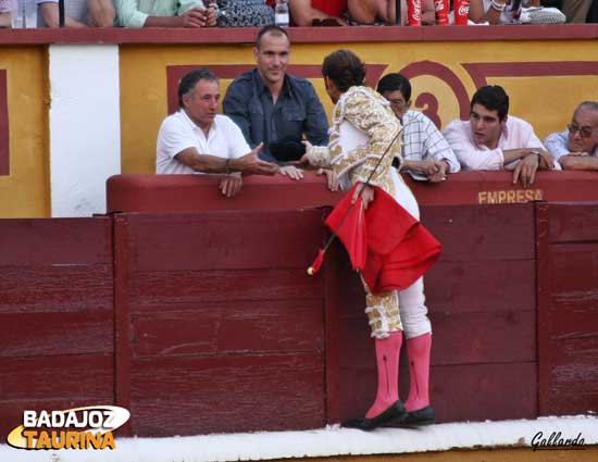 El presidente y el nuevo entrenador del CD Badajoz recibiendo un brindis.