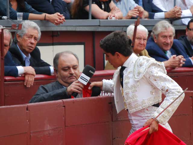 Rafael Cerro brindando a Ortega Cano a traves del Plus. (FOTO: J.M.Cantero)