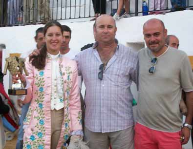 Ana Rita con el trofeo recibido.