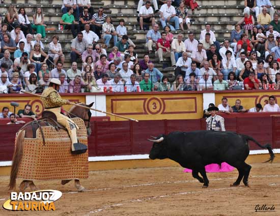 El primer toro arrancándose al caballo.