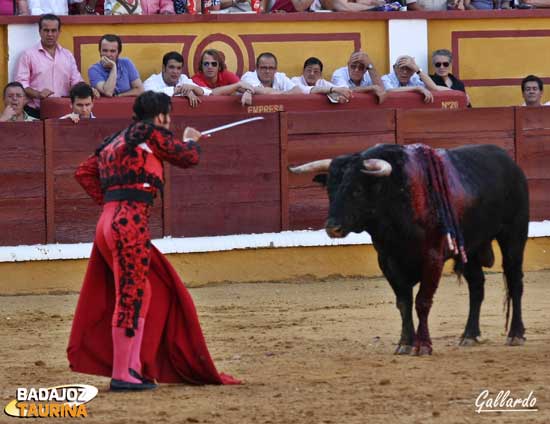 Nacho Moreno de Terry pendiente de la estocada de su torero.