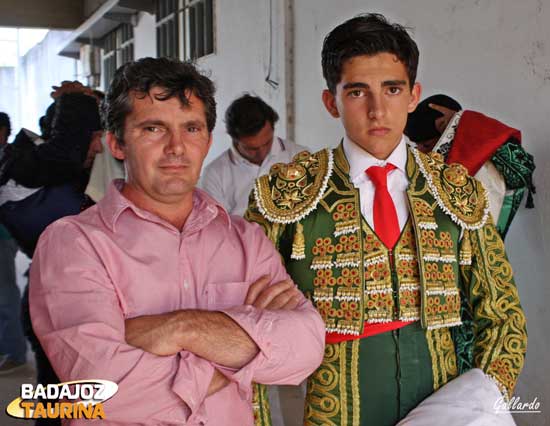 Padre e hijo...el espíritu santo espera en chiqueros.