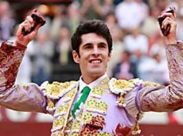 Talavante con las orejas de Cervato. (FOTO:Juan Pelegrín)