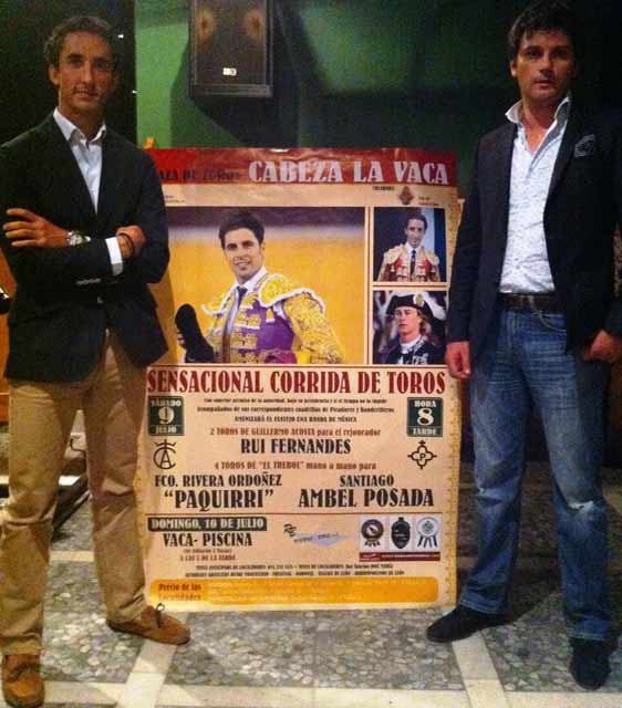 Ambel Posada y Jorge Buendía posando ante el cartel. (FOTO: FVA)