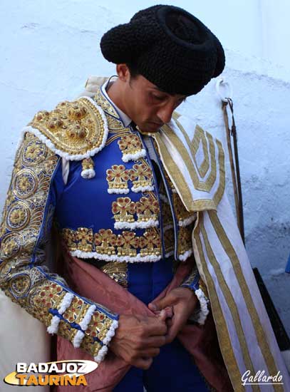 Ambel Posada liándose en el patio de cuadrillas.