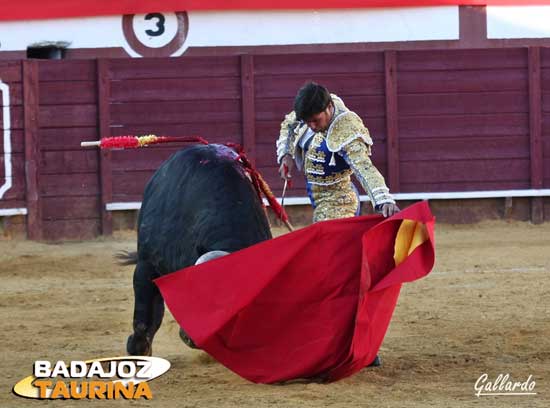 'Paquirri' intentando torear al natual a su primero. (FOTO:Gallardo)