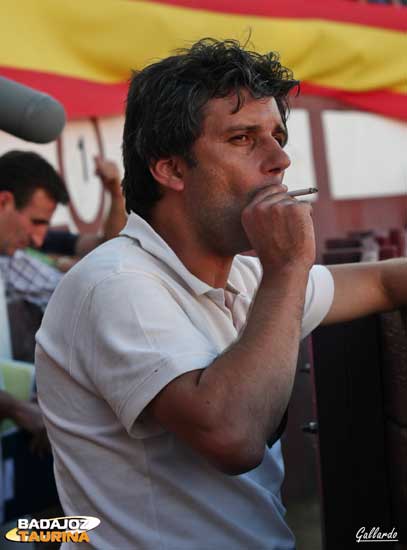 El empresario Jorge Buendía consumiendo un cigarro con nervios.