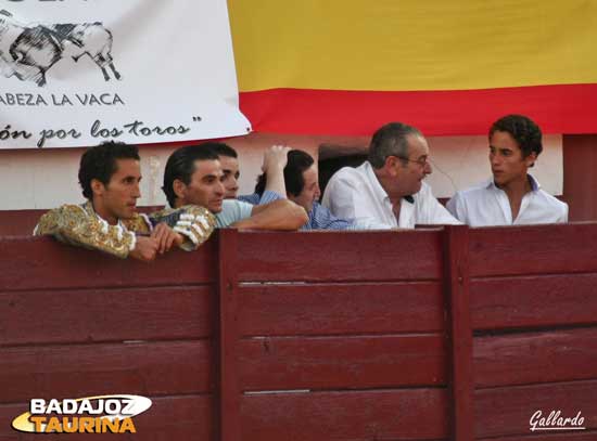 La familia Ambel dando calor a su torero.