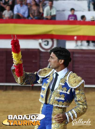 Brindando banderillas al público.