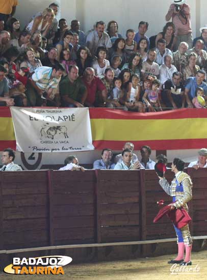 Ambel Posada brindando a Antonio Girol por su apoyo a la fiesta en Cabeza la Vaca.