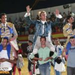 Todos a hombros en la noche cabezalavaqueña. (FOTO:Gallardo)