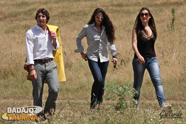 Javier Ambel hace acto de presencia, acompañado de su hermana y su novia...