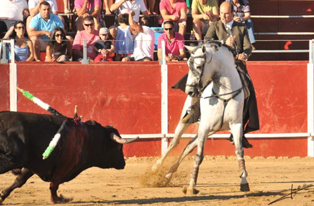 Jiménez lidiando a dos pistas.