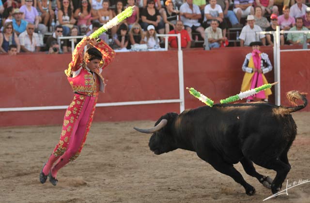 Rubén banderillea con desparpajo.