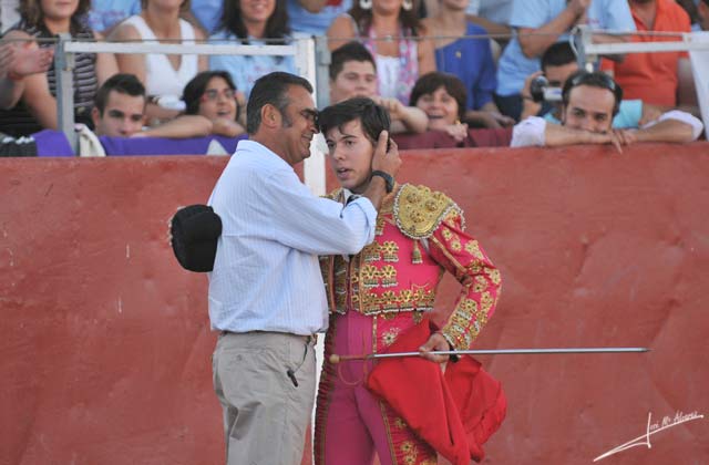 Brindando a su mentor.