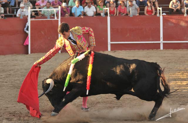 Derechazo aguantando la tarascada de la res.