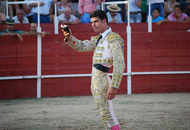 Con la oreja que obtuvo de premio.