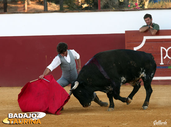 Tulio doblándose ante la atenta mirada de Antonio Muñoz.