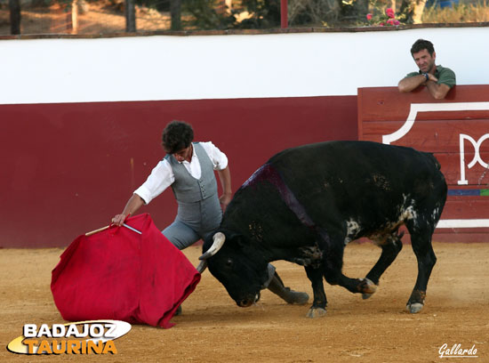 Tulio doblándose ante la atenta mirada de Antonio Muñoz.