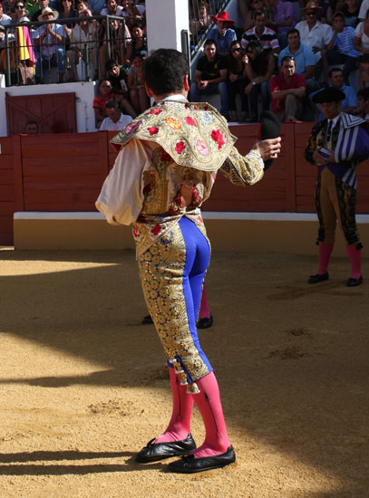 Tomás con el capote de paseo de su maestro. (FOTO:Gallardo)