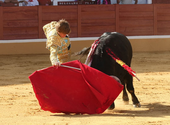 Toreando sobre la mano derecha.