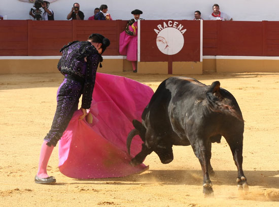 El Zorro lanceando a su primero.