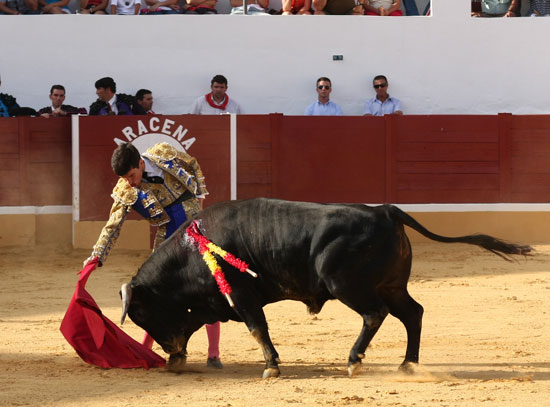 Tomás Campos tirando de su primero.