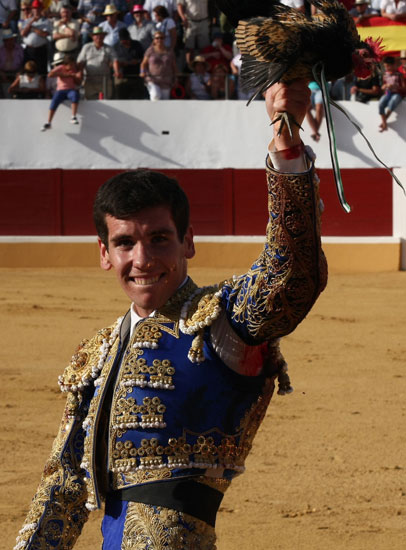 Dando la vuelta al ruedo con la presa en la mano.