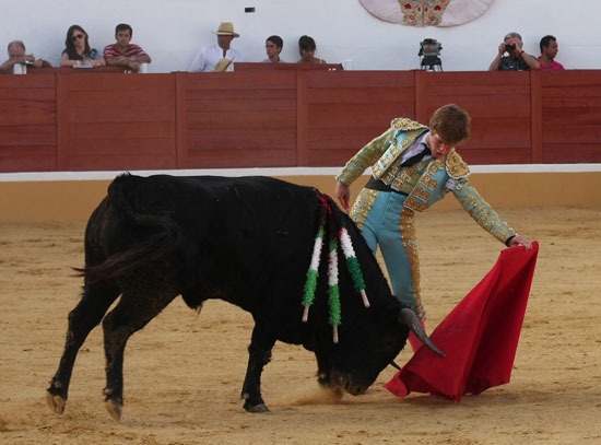 Borja Jiménez enjaretando una tanda de naturales. (FOTO: Gallardo)