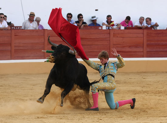 De pecho rodilla en tierra.