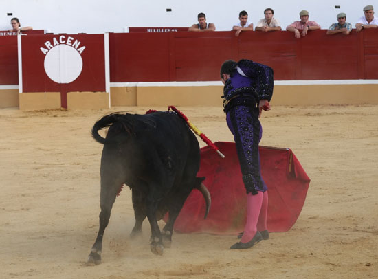 Toreando sobre la mano izquierda.