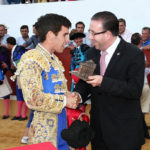 Tomás Campos recibiendo el galardón de triunfador. (FOTO:Gallardo)