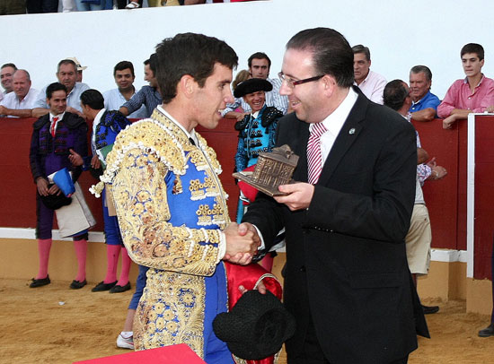 Tomás Campos recibiendo el galardón de triunfador. (FOTO:Gallardo)