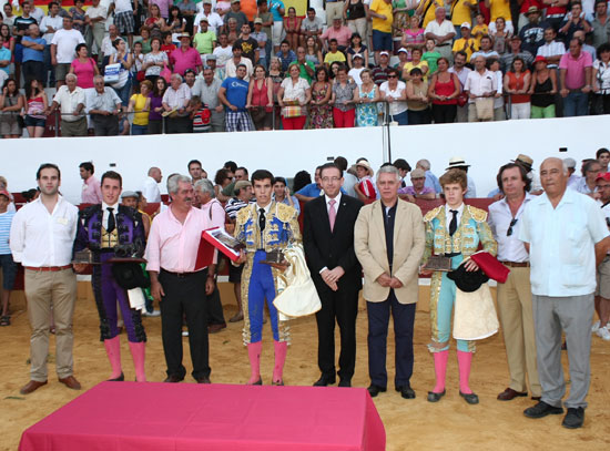 Los galardonados con sus trofeos.